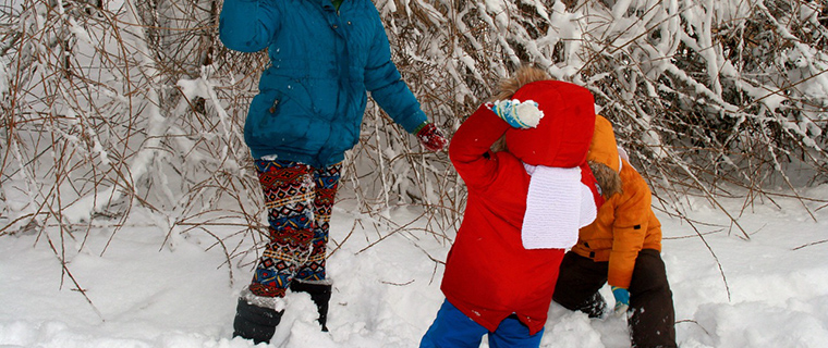 子供の雪遊び